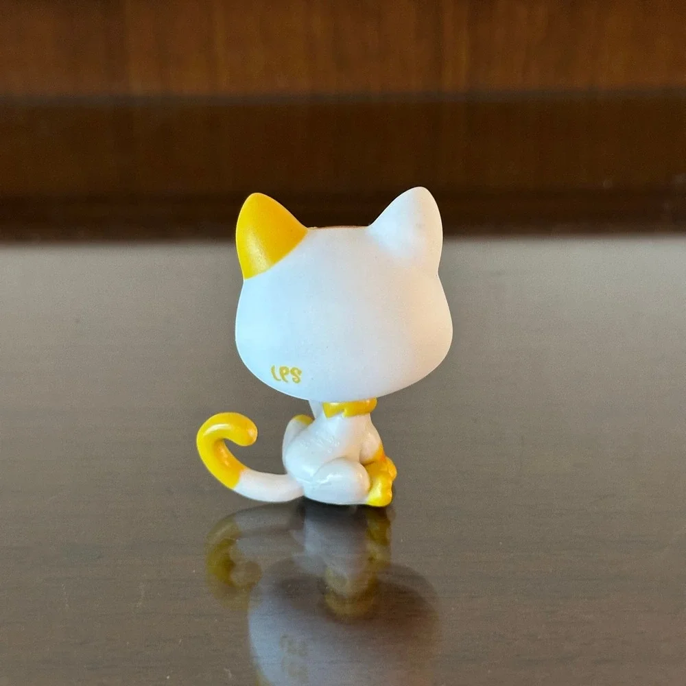 Hasbro Littlest Pet Shop LPS White Calico Cat 2108 Green Star Eyes Yellow Bow
